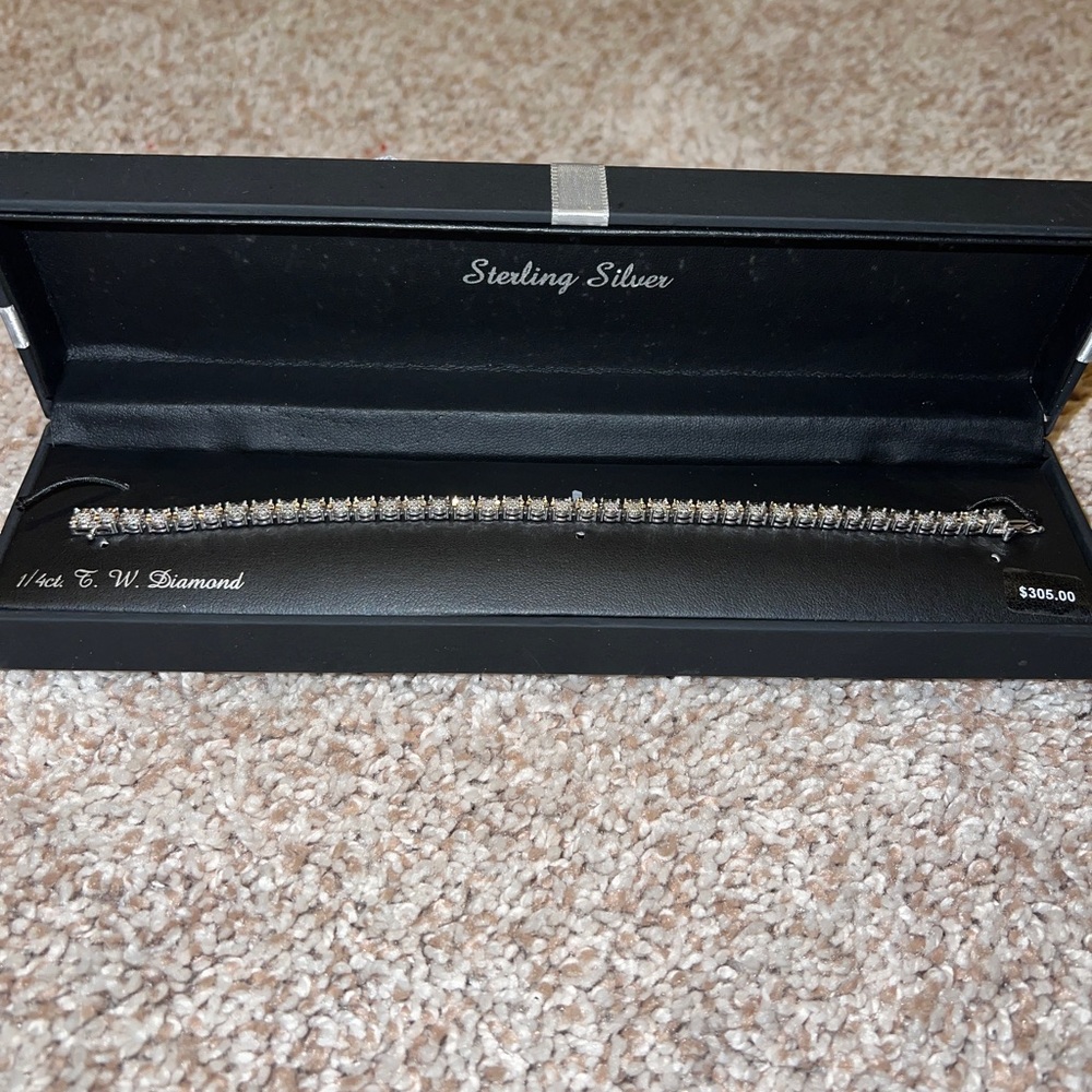 Diamond tennis bracelet